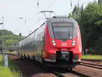 442 824 mit 442 324 am 17. Juni 2013 am Bahnübergang Tunnelweg in Blankenfelde (Brandenburg) als RE 7 nach Dessau. Gruß an den Tf!