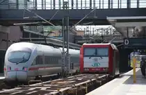 17.6.2013 Berlin-Gesundbrunnen. ICE nach M�nchen und ITL 185-650 mit Containerzug
