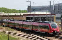 Juni 2013. 442 817 aus Potsdam f�hrt in Oranienburg ein.
