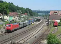 152 055-0 zieht am 17. Juni 2013 den PKP Kohlezug durch Kronach.
