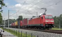 152 022-0
Und hier bringt die 152 grade ihren gemischten G�terzug in Richtung Skandinavienkai. Der links im Bild zu sehende 50er Roller eignet sich immer wieder gut f�r Gebiete wo man mit dem Auto nicht mehr so gut hinkommt. 14.06.2013 12:03:43 Uhr