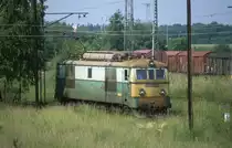 Am 14.06.2001 fuhr die PKP Altbau Elektrolok ET 21-239 durch das hohe Gras
im Gleisbereich des Bahnhofs Jaworzyna Slaska zu ihrem Abstellort ins BW.
