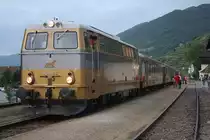 N�VOG 2043.24 mit dem R 16955 von Emmersdorf a.d. Donau nach Krems a.d. Donau am 22.Juni 2013 im Bf. Spitz a.d. Donau.