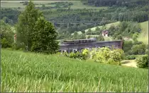 Zwei Brücken, ein Zug und ein Signal - 

Der Sonderzug  Rock 'n' Roll auf Tour , hier auf dem Epfenhofener Viadukt wird gleich den Bahnhof Epfenhofen erreichen. Im Hintergrund der Biesenbach-Viadukt. Zum rechten Moment kam hier die Sonne zwischen den Wolken hervor. 

15.06.2013 (Matthias, Bildidee: Gisela)
