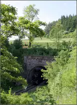 . Gut getarnt - Die schwarze Tender-Dampflok der BR 86 ist im Dunkel des n�rdlichen Tunnelportales des Buchbergtunnels erst auf den zweiten Blick zu sehen. Leerfahrt von F�tzen nach Blumberg-Zollhaus. 16.06.2013 (Matthias)