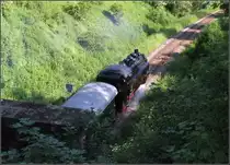 . Der Leerzug aus F�tzen hat kurz vor seinem Ziel Blumberg-Zollhaus den 805 Meter langen Buchbergtunnel durchfahren und wird eine halbe Stunde sp�ter seine planm��ige Vormittagsfahrt hinunter nach Weizen antreten. �ber dem Tunnel befindet sich die Wasserscheide Rhein / Donau. 16.06.2013 (Gisela) 