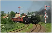 422.0108 vor 434.1100 links und 354.7152 vor Ol 12-7 am 21.6.2013 bei der Parallelausfahrt aus Krup� am 21.6.2013.