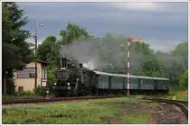 ČSD 434.1100 (ex ČSD 270.300), 1920 von Skoda gebaut, am 21.6.2013 bei der Einfahrt mit einem Fotopersonenzug in Krup�. Als Zuglok fungierte 422.0108.