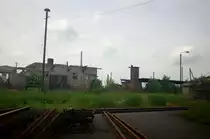 Der alte G�terbahnhof von Nordhausen, durch den Zaun fotografiert. Eignet sich inzwischen wunderbar als Nachkriegskulisse, Nordhausen 15.06.2013