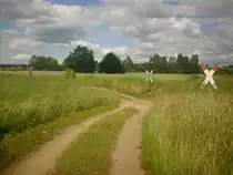 Dieser Bahn�bergang befindet sich mitten auf einem Feld s�dlich der Gemiende Breiteng��bach bei Bamberg. Die stillgelegte Strecke f�hrt zu einem ehemaligen Munitionsdepot s�d�stlich von Breiteng��bach 23.06.2013