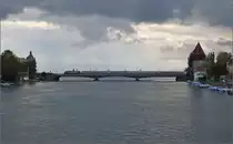 Schlechtwetter erweitert das Schw�bische Meer ins bodenlose... 

Blick auf den Rheinkilometer 0 im Juni 2013. Eine Werbe-101 rundet das Bild mit ihrem IC ab.