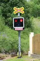 Diese Blinklichtanlage trifft man an Tschechien&acute;s Bahn�berg�ngen h�ufig an. Dieses Signal steht am B� in Hazlov. Der Autofahrer/Fu�g�nger wird gewarnt mit Pozor Vlak (Achtung Zug). 24.06.2013