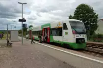 VT 010 von der Erfurter Bahn als EB 37588 Saalfeld(Saale) - Erfurt Hbf beim Halt in Bad Blankenburg (Th�ringerw). 24.06.2013