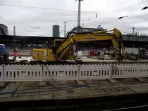 Ein Liebherr Zweiwege Bagger arbeitet am 20.06.13 in Frankfurt am Main Hbf 
