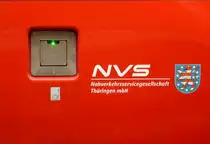 Das Wappen des NVS (Nahverkehrsservicegesellschaft Th�ringen mBh).
So aufgenommen am RE N�rnberg - Jena Saalbhf, mit Zugteil nach Coburg.
N�rnberg Hbf, 23.Juni 2013.