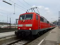 111 040-2 wartet mit einem Nahverkehrszug in M�nchen-Hbf auf die Abfahrt; 130607