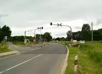 Hier mal wieder ein Bild das zirka drei Jahre nach dem ersten Bild von mir aufgenommen ist. Es zeigt den Bahn�bergang an der Stra�e von Randerath nach Himmerich, der an dieser Stelle von der Kbs 456 gekreuzt wird. Die neue Signalanlage steht schon und die Masten der Oberleitung sind auch schon zu erkennen. Samstag den 22 Juni 2013