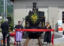 zb: Zu den Feierlichkeiten 125 Jahre Br�nigstrecke (1888 bis 2013) vom 8. Juni 2013. Die G 3/4 208 (1913) zusammen mit zwei h�bschen Ehrendamen anl�sslich der Einweihung der Drehscheibe in Meiringen, kurz vor der Trennung des roten Bandes.
Foto: Walter Ruetsch 