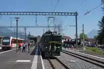 zb: Zu den Feierlichkeiten 125 Jahre Br�nigstrecke (1888 bis 2013) vom 8. Juni 2013. Einweihung der Drehscheibe von Giswil unter Teilnahme von der Bev�lkerung aus der ganzen Region sowie vielen ausw�rtigen  Eisenbahnfans . Dabei kam es auch zu einem Zusammentreffen von gleich drei zb/Br�nigbahn-Generationen aus den Jahren 1926, 1941 und 2013.
Foto: Walter Ruetsch