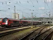 railjet-Garnitur, Zuglok 1116 215  spirit of Salzburg  und Steuerwagen 8090.715, erreicht M�nchen-Hbf.; 130607