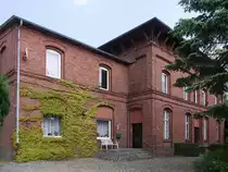 Ehemaliges EG (Stra�enseite) Bahnhof Hollenbek (km 36,2) an der ehemaligen Kaiserbahn Hagenow-Land - Ratzeburg - Bad Oldesloe) (KBS 114a); 11.06.2013
