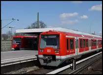Zwei Z�ge der Hamburger S-Bahn in der Station  Neugraben . Der vordere f�hrt gleich zur�ck nach Pinneberg, der hintere Zweisystemzug per Oberleitung weiter nach Stade. 28.4.2013