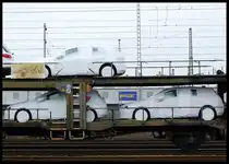 Gut verpackt: wertvolle Fracht aus Wolfsburg im Hafenbahnhof  Hamburg-S�d . 14.4.2013