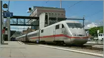 Das DB AG Pr�miumsprodukt in seinen ganzen vollen Glanz beim Halt in Spiez: ICE 277 von Berlin nach Interlaken am 5. Juni 2013