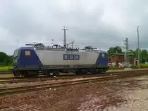 RBH 120 (143 079-2) wartet am 25.06.13 in Plauen/V. oberer Bahnhof bis der Leerholzzug zusammengestellt ist.