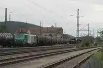 437 001 der SNCF zieht am 25. Juni 2013 einen Kesselwagenzug durch Kronach in Richtung Saalfeld.