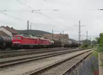 232 569-4 und 232 259-2 ziehen am 25. Juni 2013 einen gemischten G�terzug durch Kronach in Richtung Saalfeld.