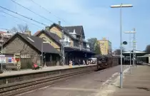 DSB S-Bahnlinie F S-Bahnhof Charlottenlund im Mai 1978. - Der Zug f�hrt in Richtung Klampenborg. - Zu der Zeit gab es noch Zugf�hrer auf der Kopenhagener S-Bahn. 