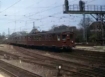 DSB S-Bahn im Mai 1978: Ein Zug der Linie F verl�sst den Bahnhof Hellerup in Richtung Klampenborg.