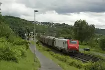 E37520 mit ein Stahlzug passiert die Fotograf bei Erpel am Rhein richtung Norden.
Samstag 22 Juni 2013
