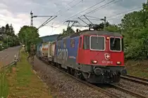 SBB Cargo Re 421 387-2 am 25.06.2013 mit einem KLV gen S�den in der Kurve von Schallstadt.