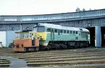 Ein Akku Verschubger�t zieht am 15.6.2001 die PKP ST-44 1012 aus dem 
Lokschuppen des Bahnbetriebswerkes Ratibor.