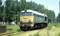 PKP Grossdiesellok ST-441037 kehrt von einem Einsatz zur�ck und
f�hrt am 15.6.2001 in das Bahnbetriebswerk in Ratibor ein.