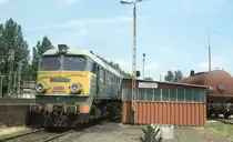 ST 44 2037 ist asm 15.6.2001 von einem Einsatz in das Depot Ratibor zur�ck gekehrt.
Bevor sie in den Schuppen fuhr, wurde sie hier an der Dieseltankstelle wieder
f�r den n�chsten Einsatz bef�llt.