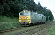 Die PKP Doppellok ET 42001 ist bei Szymocice in der N�he von Neisse
solo am 15.6.2001 in Richtung Oppeln unterwegs. Sie kehrte 
wenig sp�ter mit einem Leerzug Richtung Ratibor zur�ck.