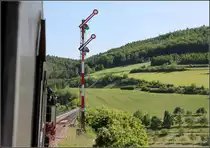 . Wende - Der Zug hat sich um �ber 180� gedreht, seit er den am gegen�berliegenden Berghang erkennbaren Streckenabschnitt befahren hat. Gleich wird er den Epfenhofener Viadukt �berqueren und in den Bahnhof von Epfenhofen einfahren. Vormittagsfahrt auf der Sauschw�nzlesbahn am 16.06.2013 (Matthias)