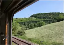 . Ein Blick zur�ck - Nach dem Bahnhof Epfenhofen kommt die Strecke dem Bliesenbach-Viadukt ziemlich nahe, �ber das ein paar Minuten vorher der Zug gefahren war. Vormittagsfahrt auf der Sauschw�nzlesbahn am 16.06.2013 (Matthias)