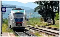 An der Appeninstecke von Faenza nach Firenze liegt der Abzweigbahnhof Borgo San Lorenzo, wo reger Personenverkehr stattfindet. Ein Minuetto wartet dort auf Anschlussreisende. (17.06.2013)