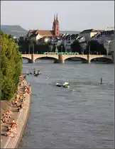 Am Abend eines heißen Sommertages - 

Basel, der Rhein, Sonnenhungrige und eine grüne Straßenbahn im Abendsonnenlicht. Blick von der Johanniterbrücke zur Mittleren Rheinbrücke mit dem Münster und dem Schweizer Jura im Hintergrund. 

19.06.2013 (M)