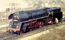 01 0533 war bestens gepflegt und lackiert, als ich sie am 24.02.1980 in Saalfeld vor
die Linse bekam.Damals wurden um �l zu sparen schon vorzugsweise rostgefeuerte
Dampfloks eingesetzt - 01 533 war noch eine der wenigen aktiven �l-01.5.
Wer konnte damals ahnen, dass gerade diese Maschine noch im Jahre 2013 aktiv sein wird-als kohlegefeuerte Maschine und vom Nachbarland �sterreich aus!