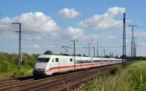 Am 22.06.13 fuhr dieser umgeleitete ICE der BR 401 durch Gro�korbetha Richtung Erfurt. Wegen der hochwasserbedingten Sperrung werden diese Z�ge momentan nicht wie �blich �ber Stendal/Hannover sondern �ber Erfurt Richtung Frankfurt/M gef�hrt. 