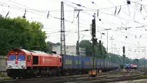 Die Class 66 DE6310  Griet  von Crossrail f�hrt mit einem langen Bulkhaul-Ganzzug aus Melzo(I) nach Zeebrugge-Ramskapelle(B) bei der Ausfahrt aus Aachen-West und f�hrt in Richtung Montzen/Belgien bei Sonne und Wolken am Abend vom 11.6.2013.
