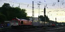 Die Class 66 DE6312  Alix  von Crossrail f�hrt mit einem langen Containerzug aus Novara(I) nach Genk-Zuid-Haven(B) bei der Ausfahrt aus Aachen-West und f�hrt in Richtung Montzen/Belgien in der Abendstimmung mit Sonne und Regenwolken am Abend vom 13.6.2013.