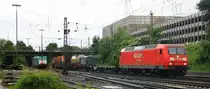 145 020-4 von Railion kommt aus Richtung K�ln,Aachen-Hbf mit einem langen Contanierzug aus Gallarate(I) nach Zeebrugge(B) und f�hrt in Aachen-West ein und im Hintergrund steht die Cobra 2804 bei Regenwetter am Abend vom 13.6.2013.