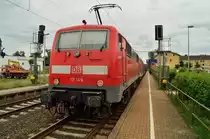 Gerade hat die 111 149 ihren RE4 Zug aus Aachen kommend in den Bahnhof Lindern geschoben und alte Fahrg�ste ausgespuckt und  neuengeschluckt, bevor sie sich wieder auf den Weg nach Dortmund macht. 22.6.2013
