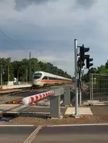 Der ICE-T7  Wittenberge  Tz 1132 als ICE 1508 von M�nchen Hbf nach Warnem�nde bei der Durchfahrt in Nassenheide.